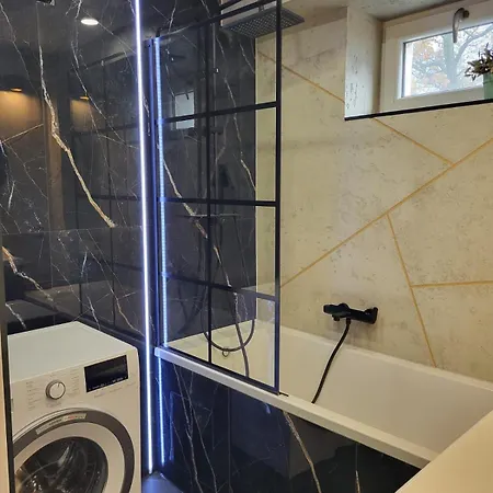New York Style Apartament 90 M2 We Wroclawiu شقة *
